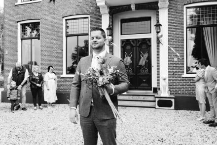 Bruiloft van Nadine en Hielke bij De Warrel in Westerbork en Hervormde Kerk Julianakapel in Oude Pekela – romantische trouwfoto’s, landelijke bruiloft, trouwen in Drenthe, sfeervolle trouwlocatie, kerkelijke ceremonie en liefdevolle momenten vastgelegd. foto: wilco de haan fotografie, trouwfotograaf, winschoten, groningen, nederland