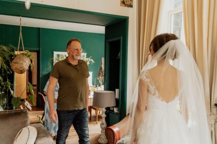 Bruiloft van Nadine en Hielke bij De Warrel in Westerbork en Hervormde Kerk Julianakapel in Oude Pekela – romantische trouwfoto’s, landelijke bruiloft, trouwen in Drenthe, sfeervolle trouwlocatie, kerkelijke ceremonie en liefdevolle momenten vastgelegd. foto: wilco de haan fotografie, trouwfotograaf, winschoten, groningen, nederland