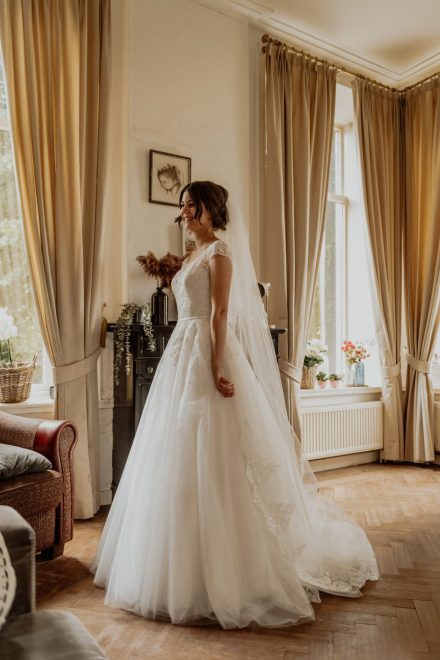 Bruiloft van Nadine en Hielke bij De Warrel in Westerbork en Hervormde Kerk Julianakapel in Oude Pekela – romantische trouwfoto’s, landelijke bruiloft, trouwen in Drenthe, sfeervolle trouwlocatie, kerkelijke ceremonie en liefdevolle momenten vastgelegd. foto: wilco de haan fotografie, trouwfotograaf, winschoten, groningen, nederland