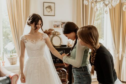 Bruiloft van Nadine en Hielke bij De Warrel in Westerbork en Hervormde Kerk Julianakapel in Oude Pekela – romantische trouwfoto’s, landelijke bruiloft, trouwen in Drenthe, sfeervolle trouwlocatie, kerkelijke ceremonie en liefdevolle momenten vastgelegd. foto: wilco de haan fotografie, trouwfotograaf, winschoten, groningen, nederland