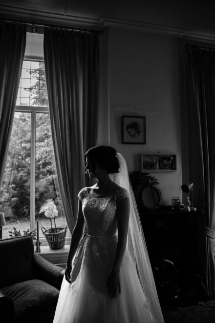 Bruiloft van Nadine en Hielke bij De Warrel in Westerbork en Hervormde Kerk Julianakapel in Oude Pekela – romantische trouwfoto’s, landelijke bruiloft, trouwen in Drenthe, sfeervolle trouwlocatie, kerkelijke ceremonie en liefdevolle momenten vastgelegd. foto: wilco de haan fotografie, trouwfotograaf, winschoten, groningen, nederland