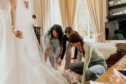 Bruiloft van Nadine en Hielke bij De Warrel in Westerbork en Hervormde Kerk Julianakapel in Oude Pekela – romantische trouwfoto’s, landelijke bruiloft, trouwen in Drenthe, sfeervolle trouwlocatie, kerkelijke ceremonie en liefdevolle momenten vastgelegd. foto: wilco de haan fotografie, trouwfotograaf, winschoten, groningen, nederland