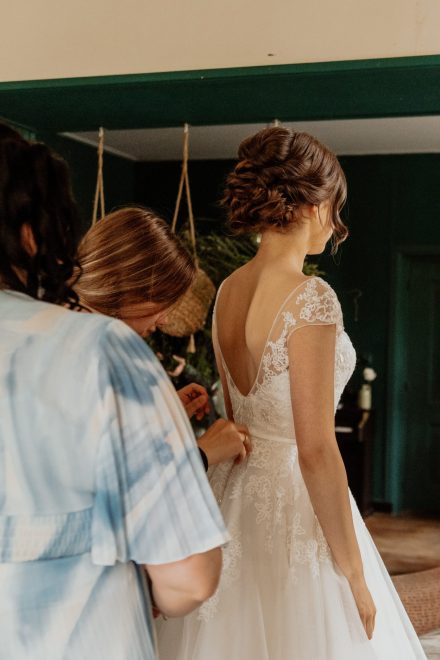 Bruiloft van Nadine en Hielke bij De Warrel in Westerbork en Hervormde Kerk Julianakapel in Oude Pekela – romantische trouwfoto’s, landelijke bruiloft, trouwen in Drenthe, sfeervolle trouwlocatie, kerkelijke ceremonie en liefdevolle momenten vastgelegd. foto: wilco de haan fotografie, trouwfotograaf, winschoten, groningen, nederland