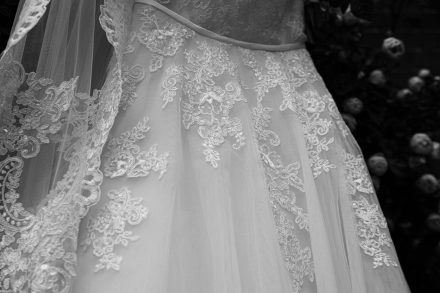 Bruiloft van Nadine en Hielke bij De Warrel in Westerbork en Hervormde Kerk Julianakapel in Oude Pekela – romantische trouwfoto’s, landelijke bruiloft, trouwen in Drenthe, sfeervolle trouwlocatie, kerkelijke ceremonie en liefdevolle momenten vastgelegd. foto: wilco de haan fotografie, trouwfotograaf, winschoten, groningen, nederland