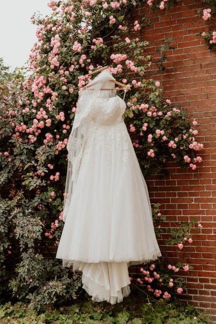 Bruiloft van Nadine en Hielke bij De Warrel in Westerbork en Hervormde Kerk Julianakapel in Oude Pekela – romantische trouwfoto’s, landelijke bruiloft, trouwen in Drenthe, sfeervolle trouwlocatie, kerkelijke ceremonie en liefdevolle momenten vastgelegd. foto: wilco de haan fotografie, trouwfotograaf, winschoten, groningen, nederland
