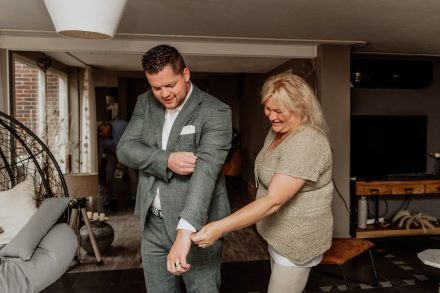 Bruiloft van Nadine en Hielke bij De Warrel in Westerbork en Hervormde Kerk Julianakapel in Oude Pekela – romantische trouwfoto’s, landelijke bruiloft, trouwen in Drenthe, sfeervolle trouwlocatie, kerkelijke ceremonie en liefdevolle momenten vastgelegd. foto: wilco de haan fotografie, trouwfotograaf, winschoten, groningen, nederland