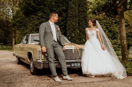 Bruiloft van Nadine en Hielke bij De Warrel in Westerbork en Hervormde Kerk Julianakapel in Oude Pekela – romantische trouwfoto’s, landelijke bruiloft, trouwen in Drenthe, sfeervolle trouwlocatie, kerkelijke ceremonie en liefdevolle momenten vastgelegd. foto: wilco de haan fotografie, trouwfotograaf, winschoten, groningen, nederland
