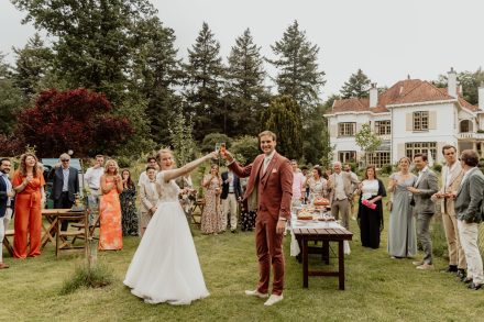 Bruiloft van Karlijn en Hylke bij Landgoed Winfried in Wapenveld – Kampen, romantische trouwfoto's, idyllische locatie, foto: wilco de haan fotografie, trouwfotograaf, winschoten, groningen, nederland