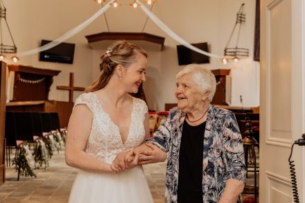 Bruiloft van Karlijn en Hylke bij Landgoed Winfried in Wapenveld – Kampen, romantische trouwfoto's, idyllische locatie, foto: wilco de haan fotografie, trouwfotograaf, winschoten, groningen, nederland