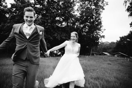 Bruiloft van Karlijn en Hylke bij Landgoed Winfried in Wapenveld – Kampen, romantische trouwfoto's, idyllische locatie, foto: wilco de haan fotografie, trouwfotograaf, winschoten, groningen, nederland