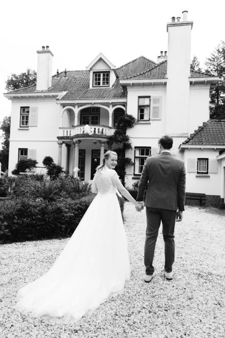 Bruiloft van Karlijn en Hylke bij Landgoed Winfried in Wapenveld – Kampen, romantische trouwfoto's, idyllische locatie, foto: wilco de haan fotografie, trouwfotograaf, winschoten, groningen, nederland