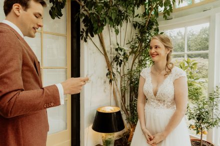 Bruiloft van Karlijn en Hylke bij Landgoed Winfried in Wapenveld – Kampen, romantische trouwfoto's, idyllische locatie, foto: wilco de haan fotografie, trouwfotograaf, winschoten, groningen, nederland