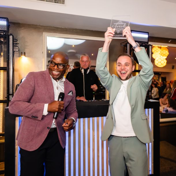 Winnaar Beste Trouwfotograaf van Nederland ontvangt award tijdens Top Trouwbedrijven Awards